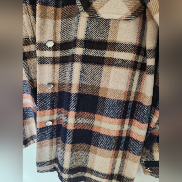 Women's Plaid Shacket - Picture 6 of 9